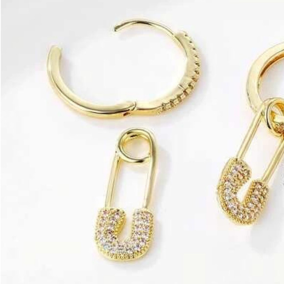 New Diamond Safety Pin Earrings 18k Gold Rhinestone Cubic Zircon Dangle Earrings - Picture 2 of 2